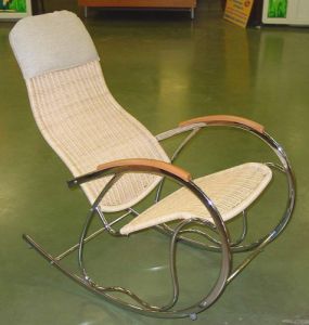 Кресло-качалка,натуральный ротанг,на металлокаркасе.Купить в Москве недорого.